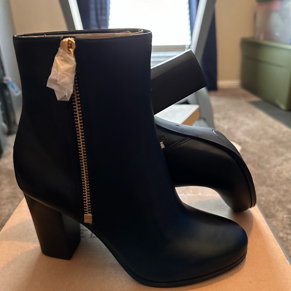 Size 7 Michael Kors ankle boots with gold side zippers - Picture 2 of 3